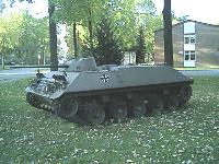 Ehemaliger Schützenpanzer HS 30 als Denkmalfahrzeug in der Westfalenkaserne Ahlen