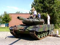Kampfpanzer Leopard 2 vom Panzerbataillon 203 aus Hemer beim Tag der offenen Tür in Handorf am 24.8.2005.