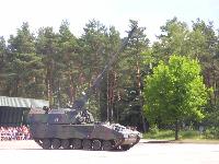 Bei der dynamischen Fahrzeugschau beeindruckte die Panzerhaubitze 2000 des Panzerartilleriebataillons 215 durch ihre Größe
